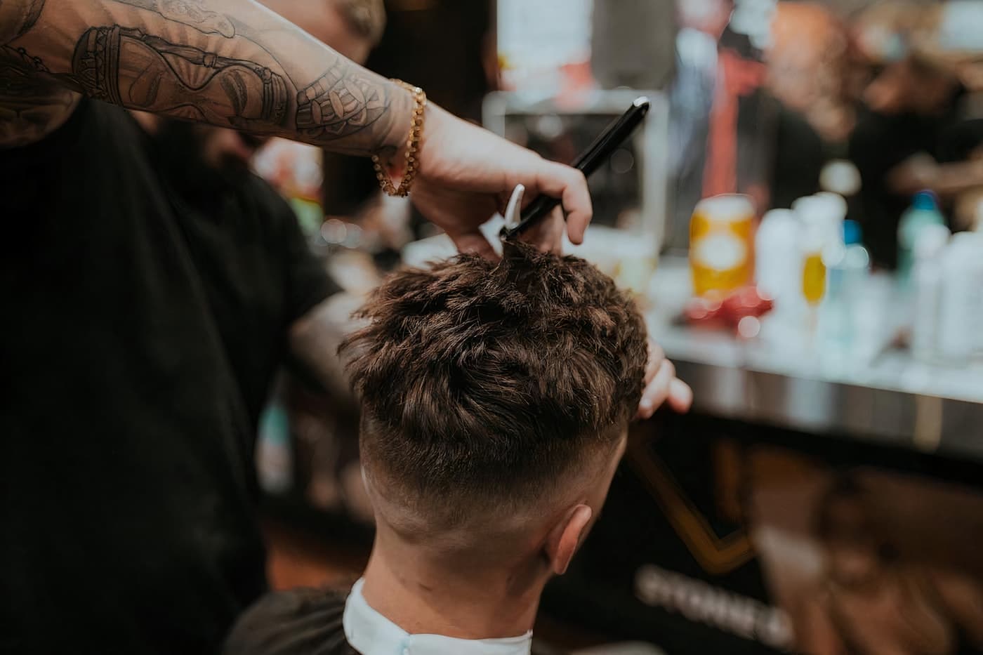 Ambiente del servicio Corte + Barba en la barbería